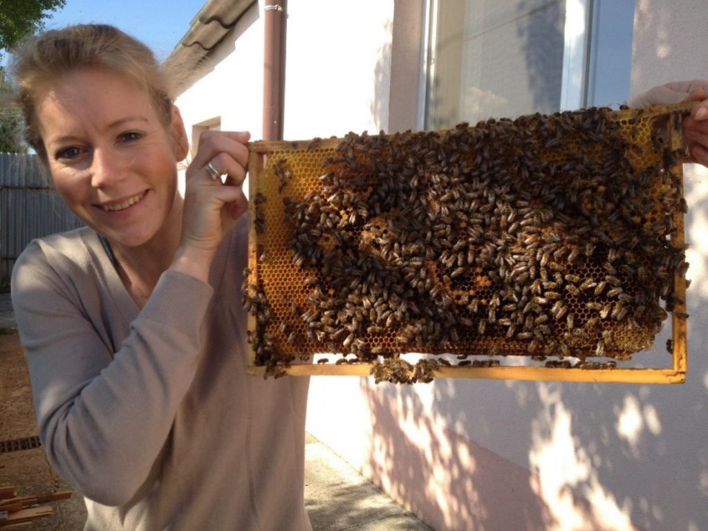 Helena Proková so svojimi včelami.